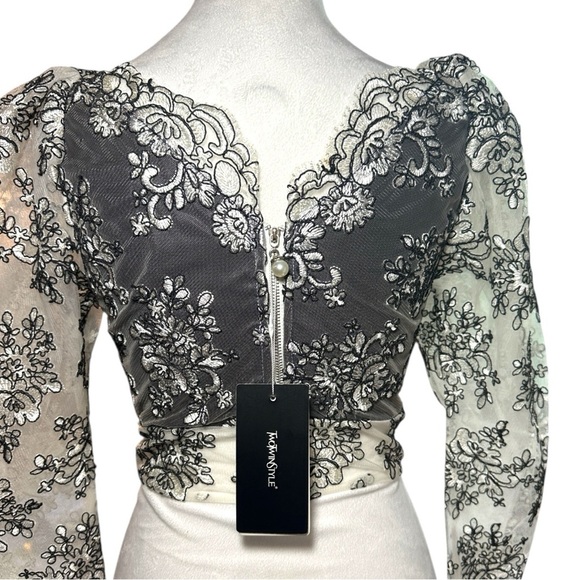 Elegant Floral Lace Blouse in Black and white - Picture 2 of 4